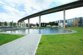 Spacious Waterfront Apartment with Free Parking - upgraded 2024